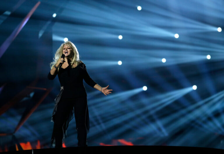 Singer Bonnie Tyler performs her song