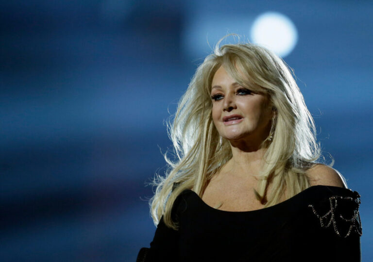 Singer Bonnie Tyler performs her song